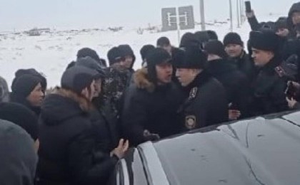 Жабық жолдан өтпек болып, полицейді жұлқылаған жүргізуші қамауға алынды (ВИДЕО)