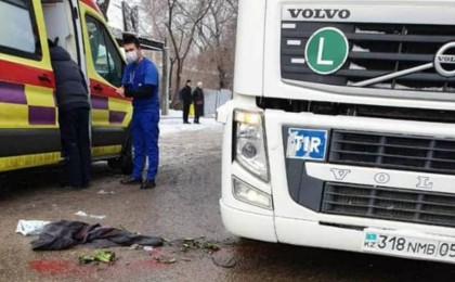 Қызымның сүйектері мен денесі бөлшектеліп қалған: Алматыда жүк көлігі әжесі мен немересін басып кетті