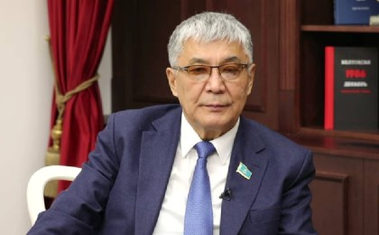 «Табыну синдромы қанымызға әбден сіңді» - Сенатор Мұрат Бақтиярұлы