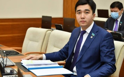 Мәди Ахметов Назарбаевты қорғайтын Елбасы заңын жоюға дауыс берді