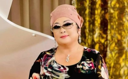 59 жасқа толған Мақпал Жүнісоваға ұшақта тосынсый жасады (видео)