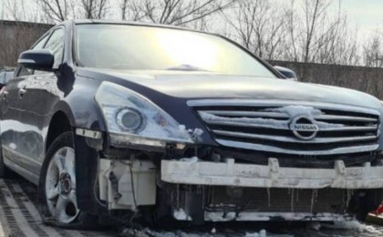 Жас жігіт бөтен біреудің соғылған көлігін тиеп, үйіне алып кетті