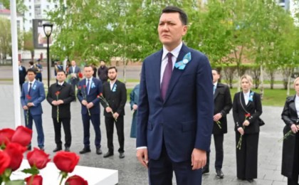 Ерлан Қарин Талғат Бигелдиновтің ескерткішіне гүл шоқтарын қойды