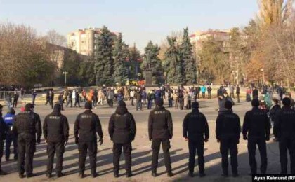 Орыс тілді қазақтар ұйымдасып митинг өзкізді, қазақ тілділер бір-біріңді күндеп әлі жүрсіңдер, қолдарыңнан б*қ та келмеді