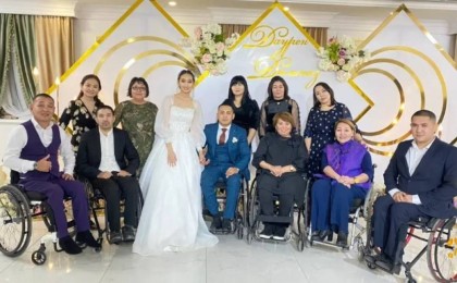 "Біздің махаббатымыз бәрін жеңді": Арбаға таңылған атыраулық жігіт өз сүйіктісін қалай жар етіп алды