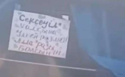 "Терезеге жапсырып қойған": Станцияда тұрып қалған пойыздың жолаушыларына тамақ таратқан Сексеуіл халқы алғысқа бөленді