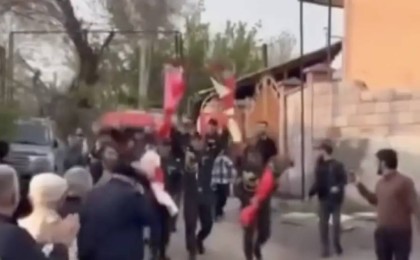 Алматы облысында әскерден келген сарбазды аспанға оқ атып күтіп алған