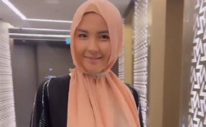 "Қызығы таусылған соң шешіп тастайды". Орамал таққан Айдана Меденова хейтерлерге жауап берді