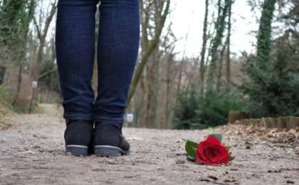 "Мазардың ішімен жүгіртті": Желі арқылы танысқандардан қорлық көргенін айтқан ару жанайқайын жеткізді