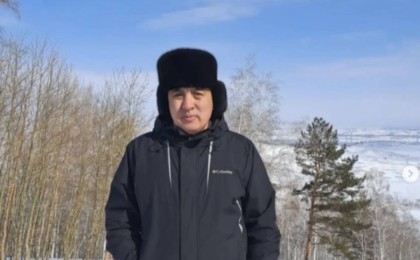 "Баламның денесін тығып тастағандарын дәлелдей алмадық": Серікзат Дүйсенғазының марқұм ұлына қатысты сот отырысы аяқталды