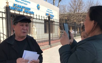 Шымкентте "полицияны қорлағаны" үшін 223 мың төлемеген қамаудағы белсендіні сот 20 күнге қамады