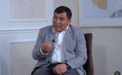 «Сукин сын, но наш сукин сын!». Омар Жәлел феминистер мен гейлер туралы ойын ашық білдірді