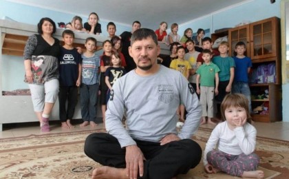 "Арманымыз орындалды": 3 баласынан айрылған қостанайлық отбасы жетімдер үйінен 33 бала асырап алған