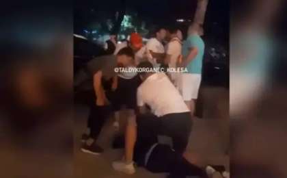 «Балама тиіспеңдерші»: Алматыда пышақ ұстаған ер адамдардың жанжалы видеоға түсіп қалды