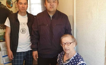 «Әділдік және Өркендеу» Қорының Маңғыстау өңіріндегі өкілдік белсенділері қарттарға көмектесті