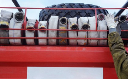 Ақтөбе облысында ер адам өртеніп жатқан үйден жеті адамды құтқарды