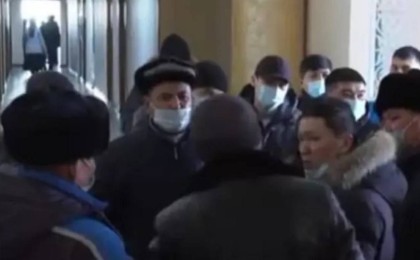 "Құл сияқты жұмыс істедік": Ақтөбеде тиісті ақысын алмаған кәсіпкерлер наразылығын білдірді