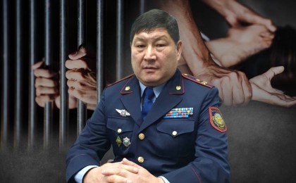 «Қыз зорлаған»: Прокурор бұрынғы полиция бастығын 12 жылға соттауды сұрады