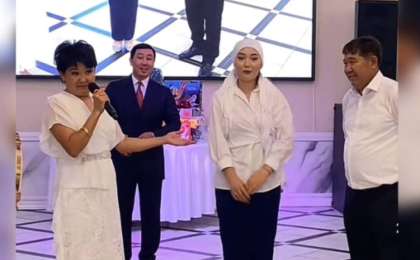 Желіде күйеуіне "тоқал сыйлаған" әйелдің әзіл видеосы қызу талқылануда