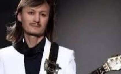 Әуежай қызметкерлері Ұлықпан Жолдасовтың бір жарым млн тұратын гитарасын сындырған 