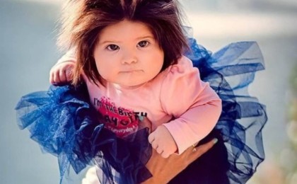 Үлбіреген қалың шашты бүлдіршін желідегілерді тамсандырды - Қазақстан жаңалықтары