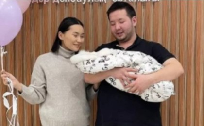 Қызды болған Айсәуле Бақытбек перзентханадан шықты (фото)