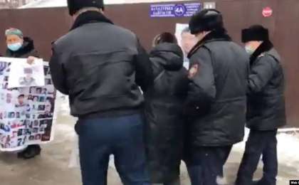 Алматыда полиция наразыларды Қытай консулдығы алдына жібермеді (видео)