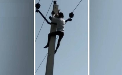 Балаларынан екінші рет үйленуге рұқсат ала алмаған қария электр бағанына мініп алды (видео)