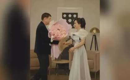 «Сүрінген қыз» әнін жазды»: Қайрат Нұртастың анасы алғашқы махаббаты туралы естелігімен бөлісті