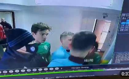Атырау стадионында төреші футболшыны ұрды (видео)