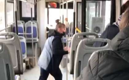 Павлодарда кондуктор кейуанамен ұрысып, оны автобустан түсіріп тастады (видео)