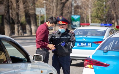 "Алматылықтар бетпердені шешіп, антисептикті ұмытты": Полиция рейдке шыға бастады - Қазақстан жаңалықтары