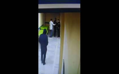 Маска тақпағаны үшін қызметкерін ұрған бас дәрігер жұмысынан кетті (видео)