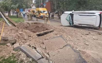 Алматыда жарылыс болып, екі адам отырған көлікті ұшырып жіберді