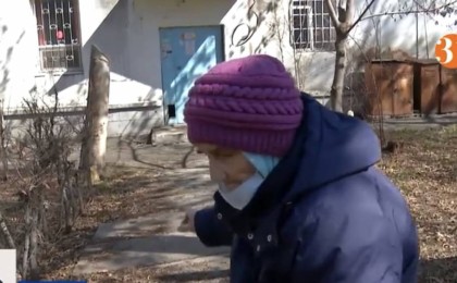 Алматылық зейнеткер туған қызы үйін тартып алғанын айтып шағымданды