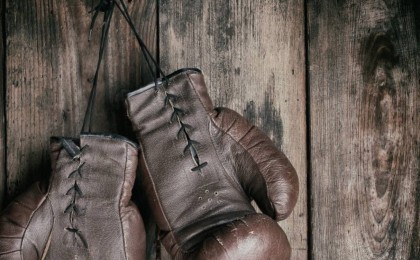 Тыныс алуы қиындап, кеуде тұсы ауырған: Әлемге әйгілі боксшы қайтыс болды