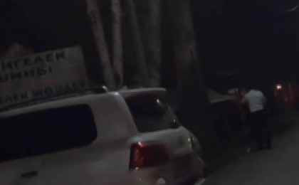 Мас болып көлік жүргізіп, әйелін ұрған: Желіде Талдықорған әкімінің төбелес видеосы пайда болды