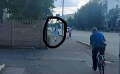 Павлодарда кәмелетке толмаған қыз баланы жерге құлатып, соққыға жыққан әйел ұсталды (ВИДЕО)