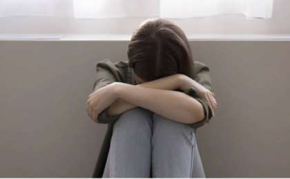 Павлодарда әйел полиция ғимаратының жанында қызды жерге құлатып, соққыға жықты 