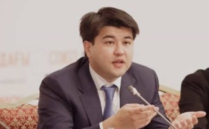 "Райымбекпен жыныстық қатынасқа түстің ба?": Бишімбаевтың телефонынан Нүкенованы сұраққа алған видеолар табылды