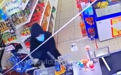 Павлодарда қаруланған полицей екі дүкенге шабуыл жасаған
