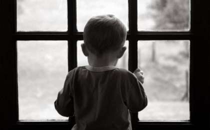 Статистика сөйлейді: Балалардың терезеден құлауы неге жиілеп кетті? 