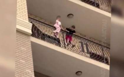 Ақтауда 11-қабаттың балконында ойнаған балалар тұрғындардың зәресін ұшырды