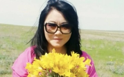 "11 миллион теңге айыппұл": Ақбота Керімбекова жұлынған қызғалдақпен фотоға түсіп, халықтан сөз естіді