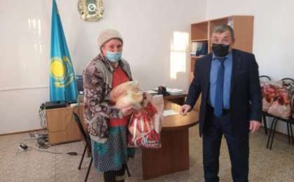 "Бұл – қорлау": Павлодар облысында әкім жағдайы төмен тұрғындарға сыйлық ретінде екі бөлке нан берген