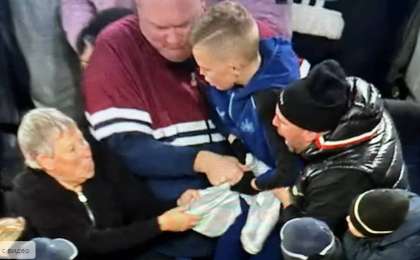 В сети обсуждают яростную борьбу за неожиданный сувенир