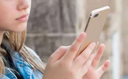 Астанада әйел адам бейтаныс кісіге телефонын беремін деп 100 мың теңгесінен айырылды