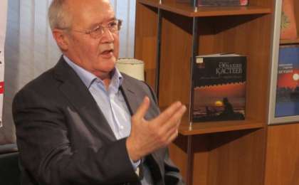 Мұрат Әуезов: Сауатсыз, білімсіз, мәңгүрттер Назарбаев жүйесіне керек болды (ВИДЕО)