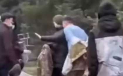 "Жүрегім езіліп кетті": Тәртіпсіздік кезінде әскериге киімін шешіп берген тұрғындар елді сүйсінтті (видео)