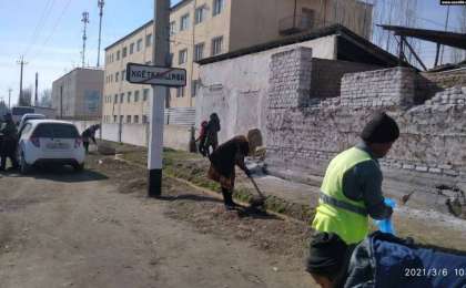 Мұғалімдер президент сапары қарсаңында дуалдарды сырлап жүр